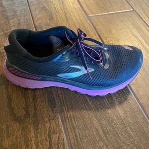 Brooks Adrenaline Running Shoes. Size 9 US